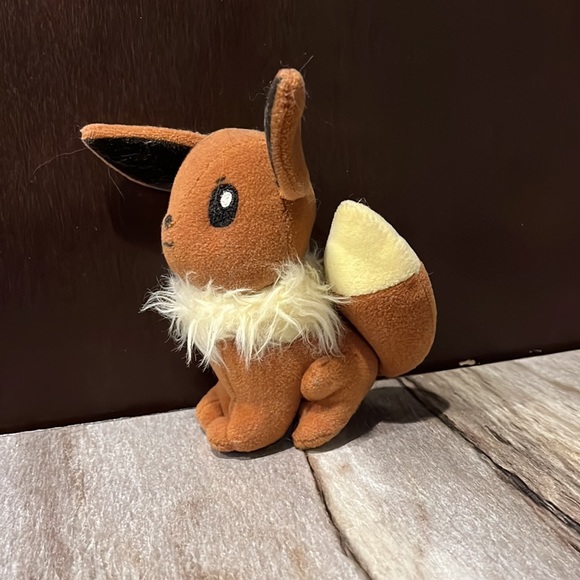 Eeveee Pokémon plush - Picture 2 of 5